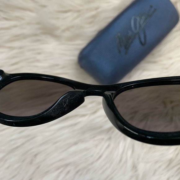 Maui Jim Black Polarized Sunglasses With Reflective Blue Lenses - Picture 10 of 16